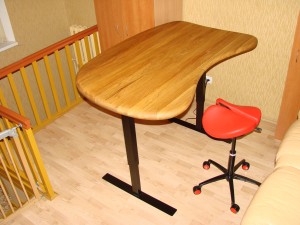 Išskirtinio dizaino ąžuolinis reguliuojamo aukščio stalas