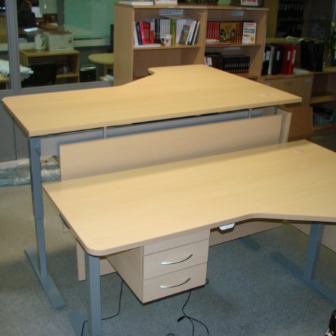 Ergonomiški kampiniai stalai su stalčiais