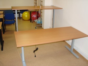 Sumontuoti ergonominiai reguliuojamo aukščio stalai