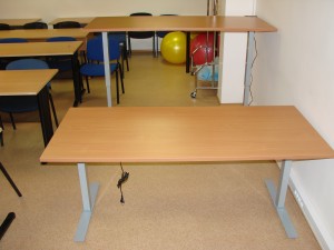 Sumontuoti ergonominiai reguliuojamo aukščio stalai