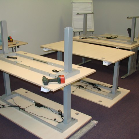 Sumontuota 30 ergonomiškų reguliuojamo aukščio stalų