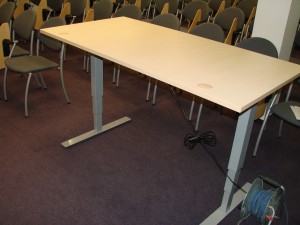 Sumontuota 30 ergonomiškų reguliuojamo aukščio stalų