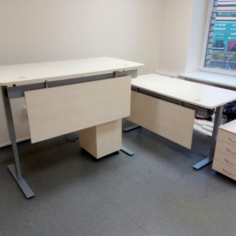 Reguliuojami biuro stalai su pertvara