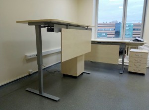 Reguliuojami biuro stalai su pertvara