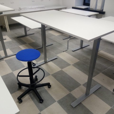 Mechanical height adjustable tables