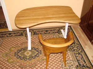 Išskirtinio dizaino ąžuolinis reguliuojamo aukščio stalas