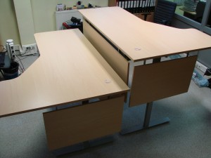 Reguliuojamo aukščio kampiniai stalai