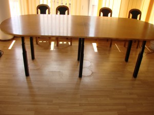 Reguliuojamo aukščio konferencinis stalas
