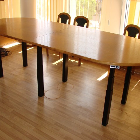 Reguliuojamo aukščio konferencinis stalas